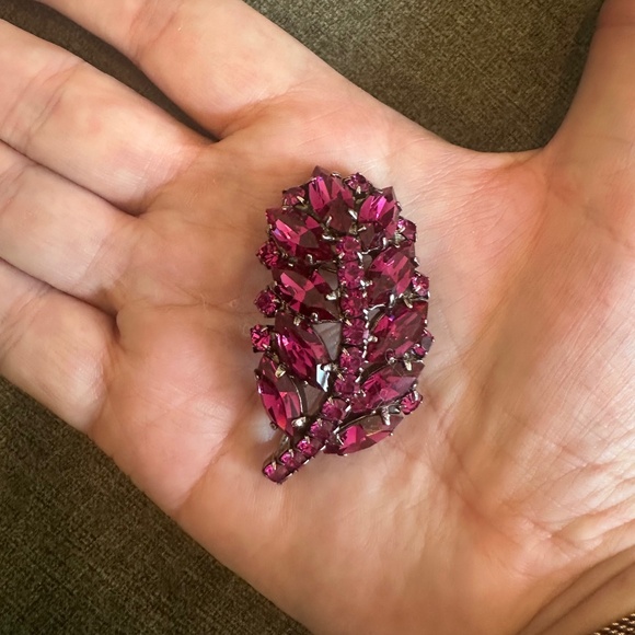 SOLD - Danny Pollak Handcrafted Fuschia Swarovski Crystal Leaf Brooch / Pendant - Picture 8 of 9